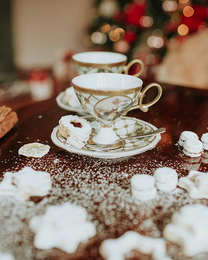 چای و کلوچه کنار لباس راحتی زمستونی